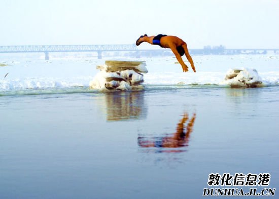 冬泳者跳入水中 冬泳者跳入水中